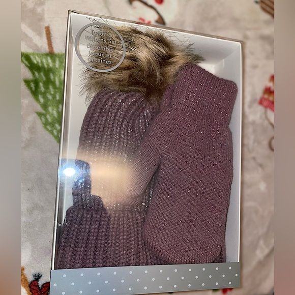 purple toque and mitten set, still in box - Picture 5 of 6